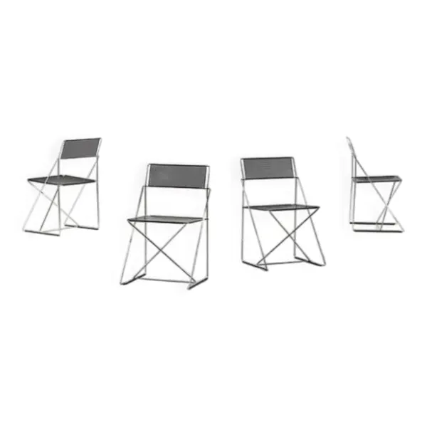 Quatre chaises empilables Nuova X-Line de Niels Jorgen Haugesen pour Magis.