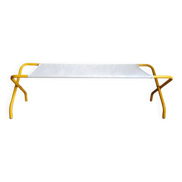 Lit, banc pliant en tube laqué jaune et denim, vers 1970