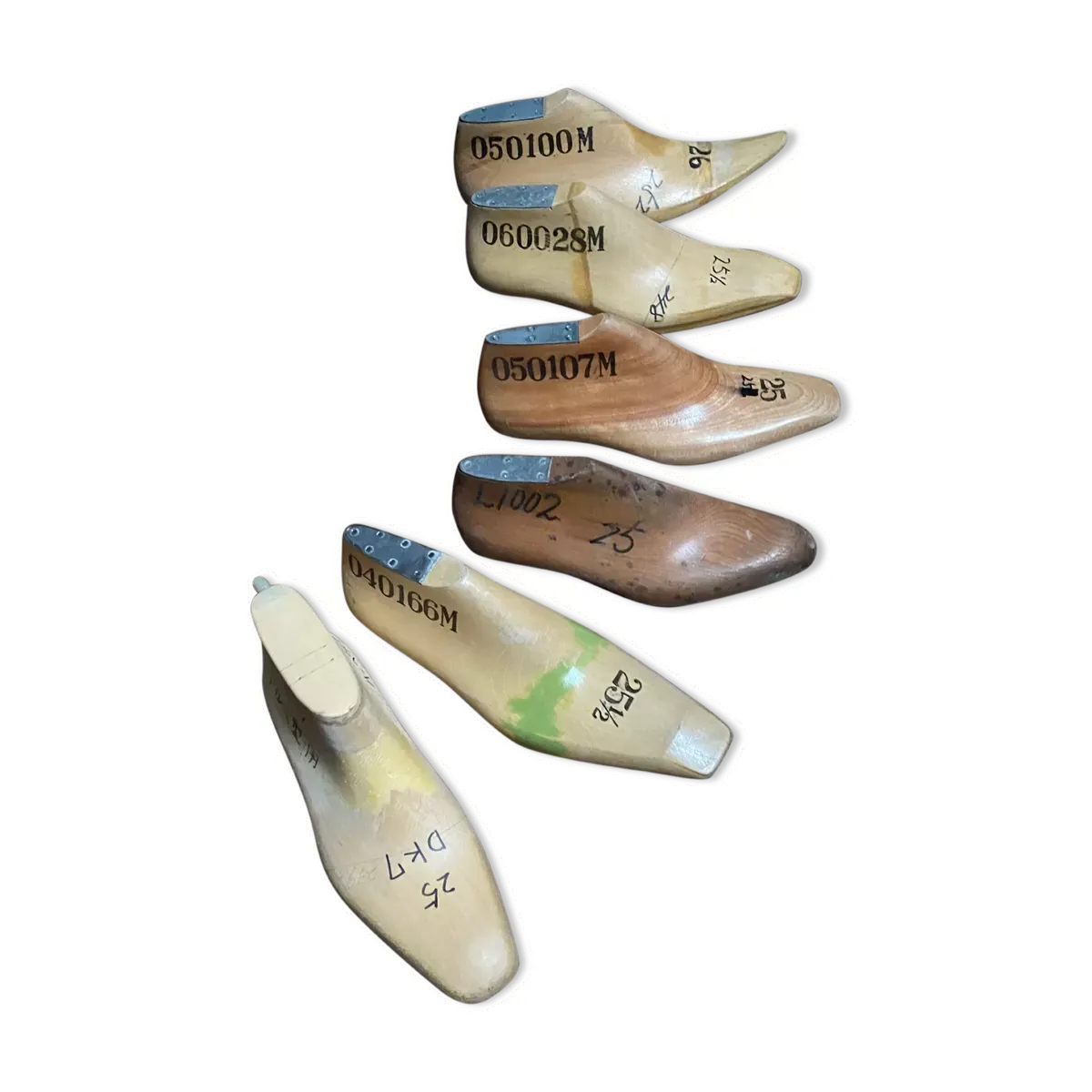 Ensemble d'anciens moules à chaussures embauchoirs en bois