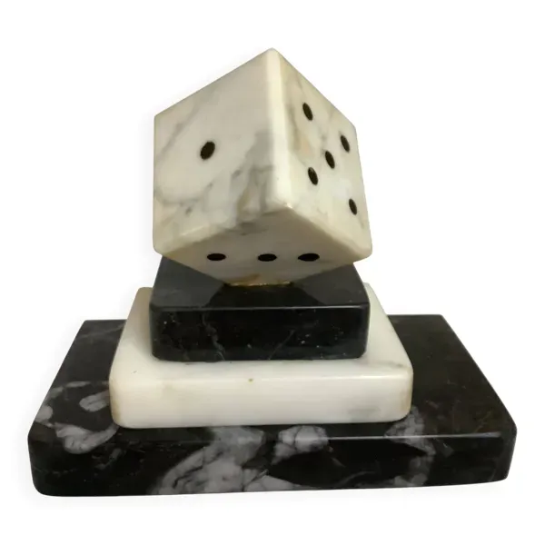 Un serre livre dés à jouer en marbre