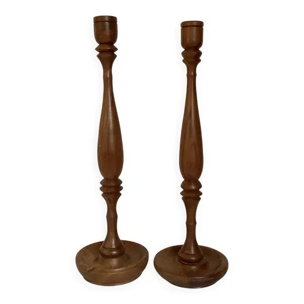 Paire de grands bougeoirs en bois