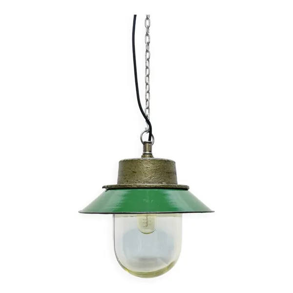 Suspension en émail industriel verte avec verre, Pologne, années 1960.