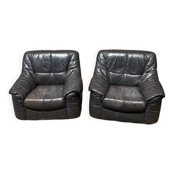 Paire de fauteuils club en cuir patiné