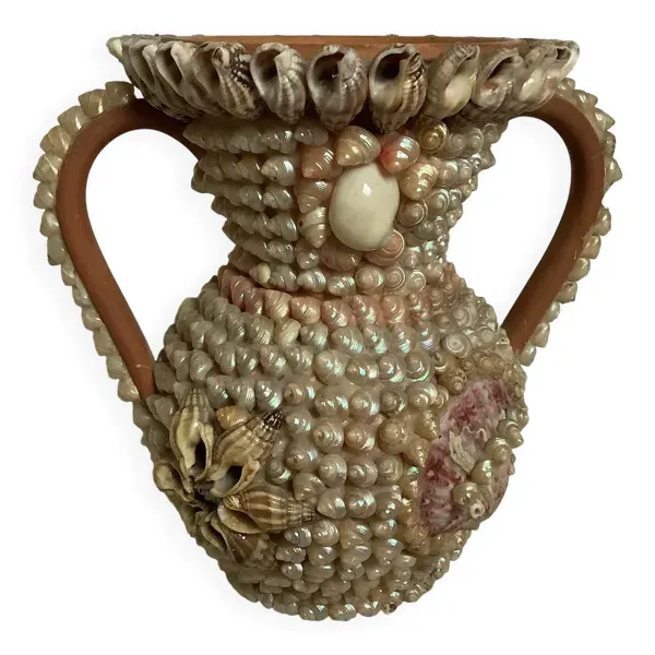 Vase en coquillages art populaire