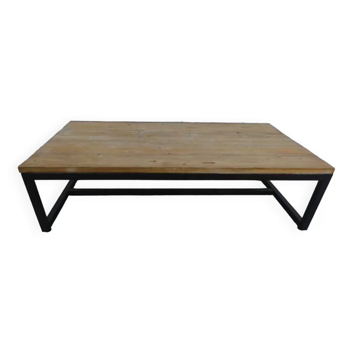 Table basse de style industrielle à plateau de bois supporté par un piètement métallique-