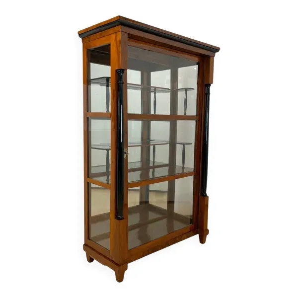 Vitrine Biedermeier en noyer et laiton avec trois côtés vitrées, sud de l'Allemagne, 1830