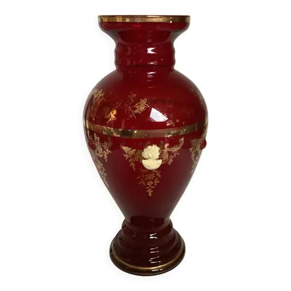 Vase camée et cabochons rouges en verre bordeaux