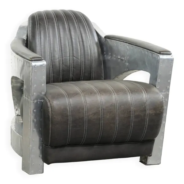 Fauteuil aviateur en cuir de vachette, fini avec de l'aluminium et des rivets.