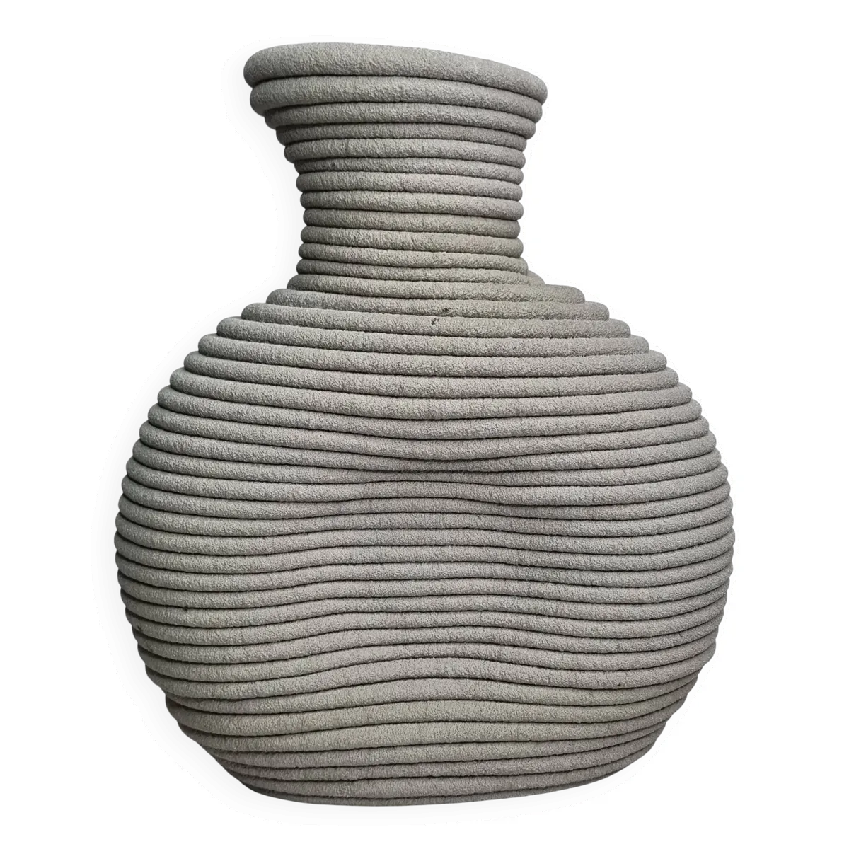 Vase brutaliste en ciment texturé