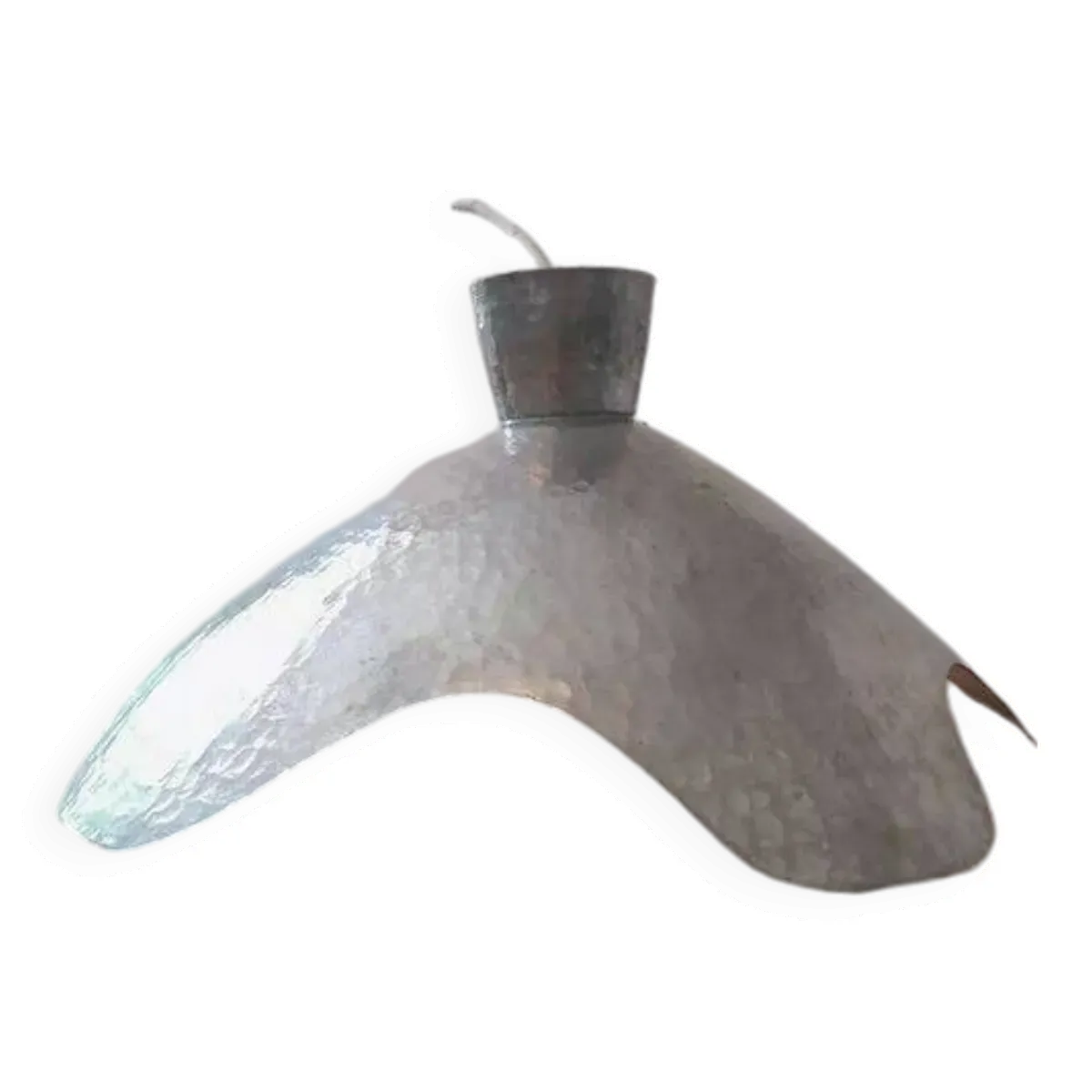 Suspension en tôle martelée