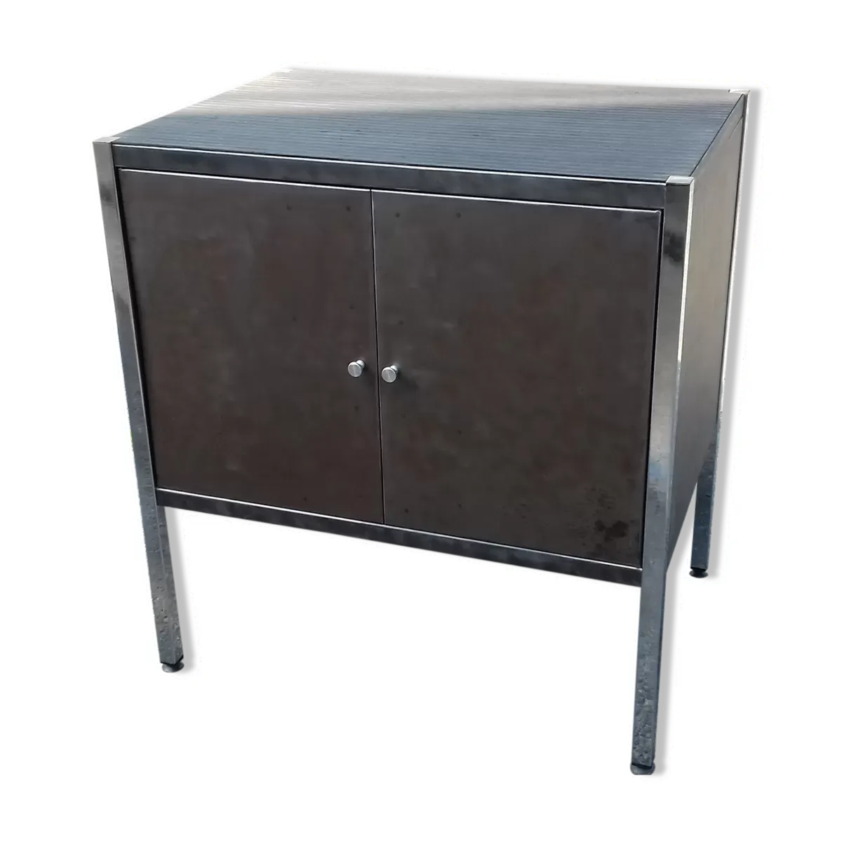 Meuble industriel genre buffet vers 1960 en acier poli et vernis mat