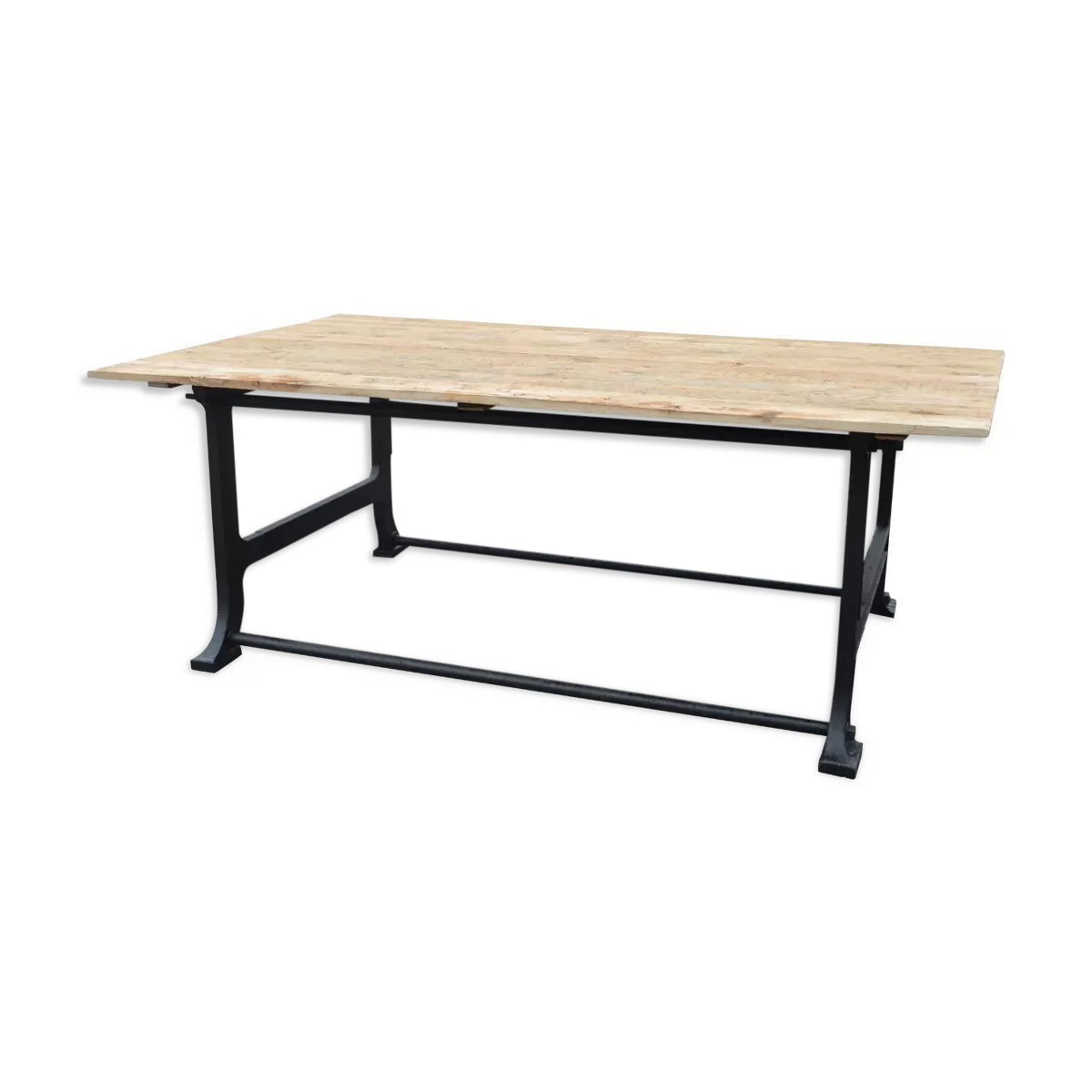 Table industrielle en fonte et plateau en bois