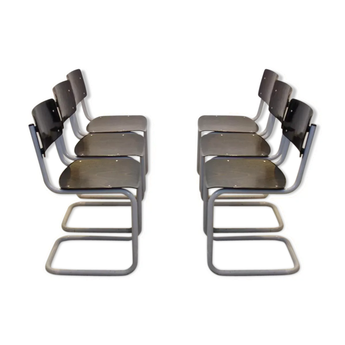 Ensemble de six chaises industrielles en contreplaqué Gispen dans un cadre gris et wengé.