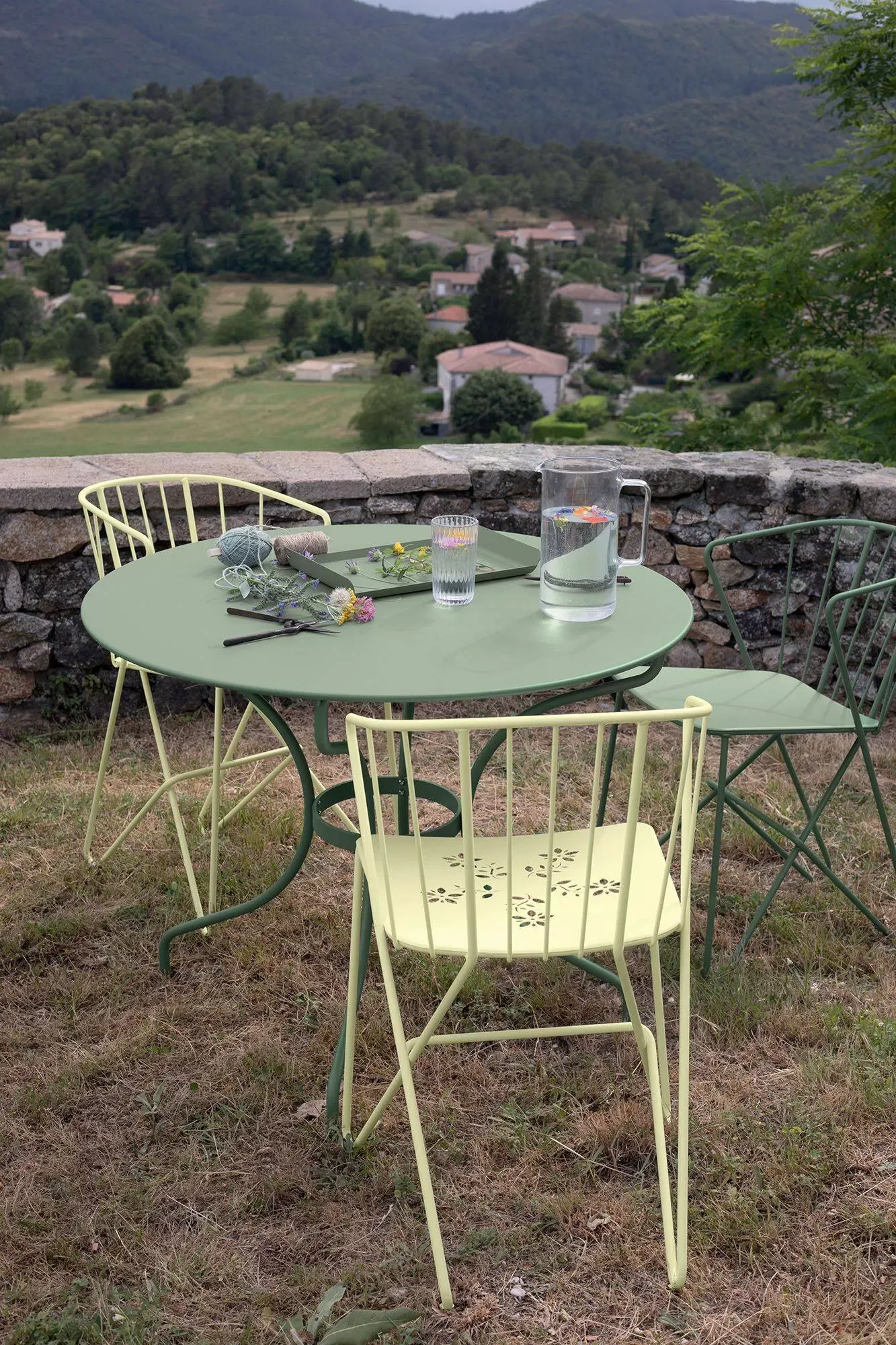 Illustration numéro 2 du produit Table Ronde Ø137 cm Romane en Acier