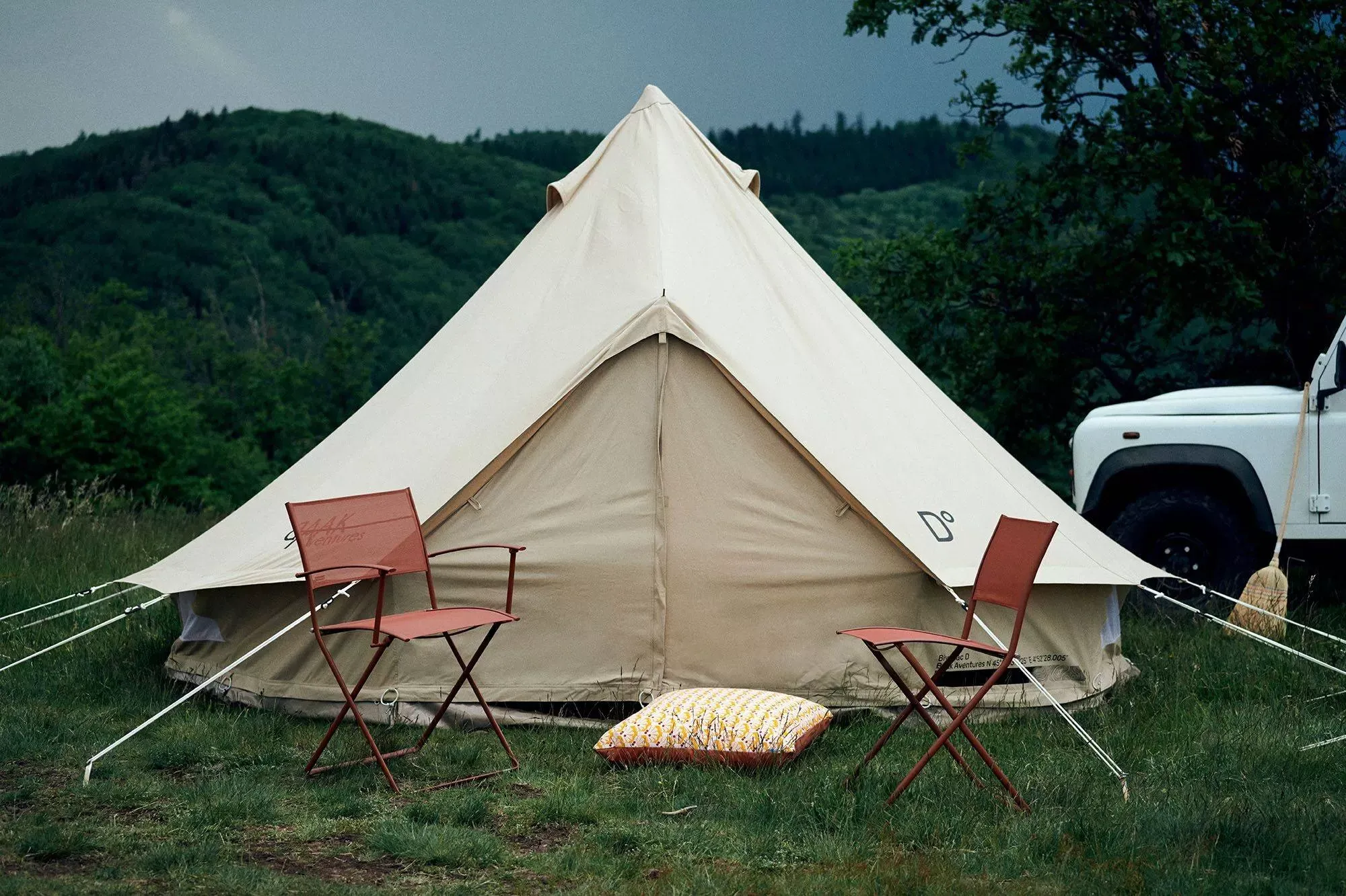 Illustration numéro 2 du produit Table Basse Plateau Amovible Cocotte en Acier et Aluminium