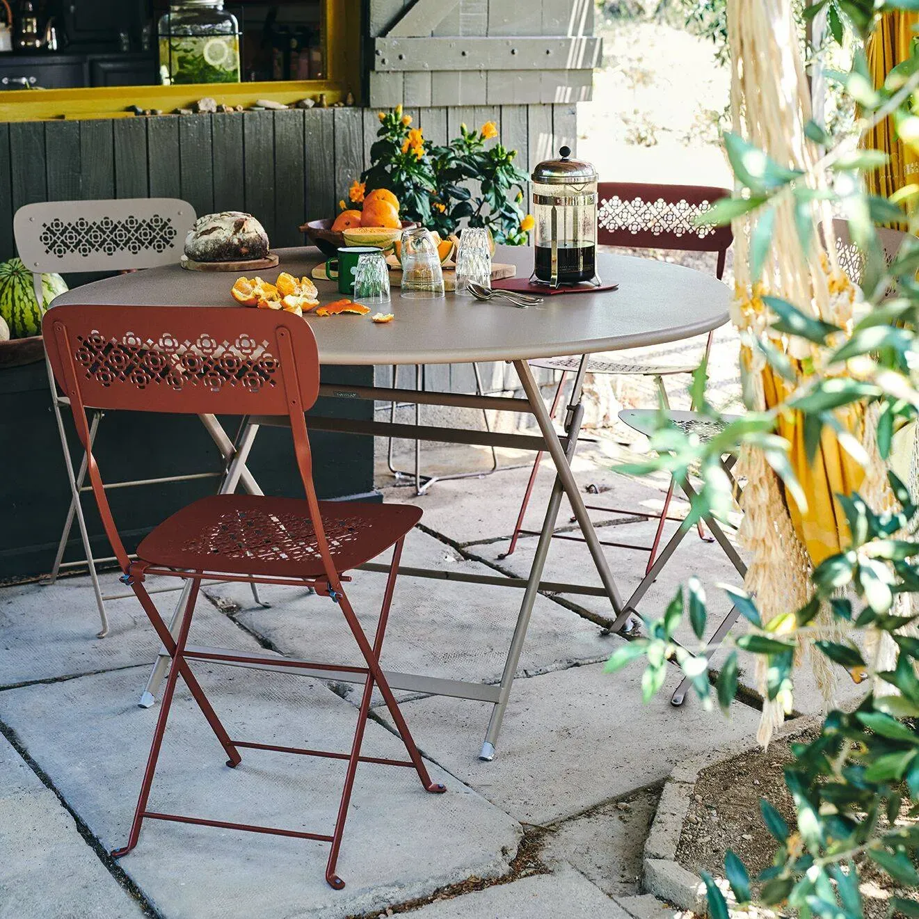 Illustration numéro 2 du produit Table Ronde Pliante Ø128 cm Caractère en Acier