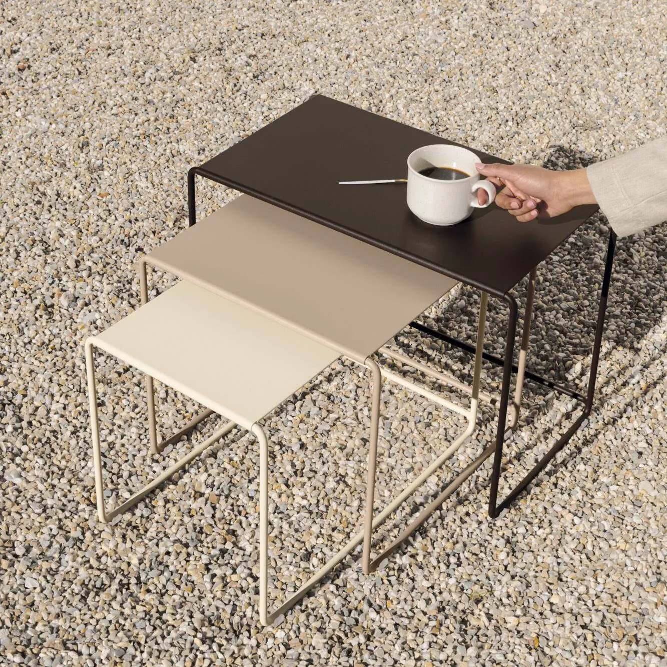 Illustration numéro 2 du produit Trilogie de tables basses gigognes Bouquet rétro beige Oulala