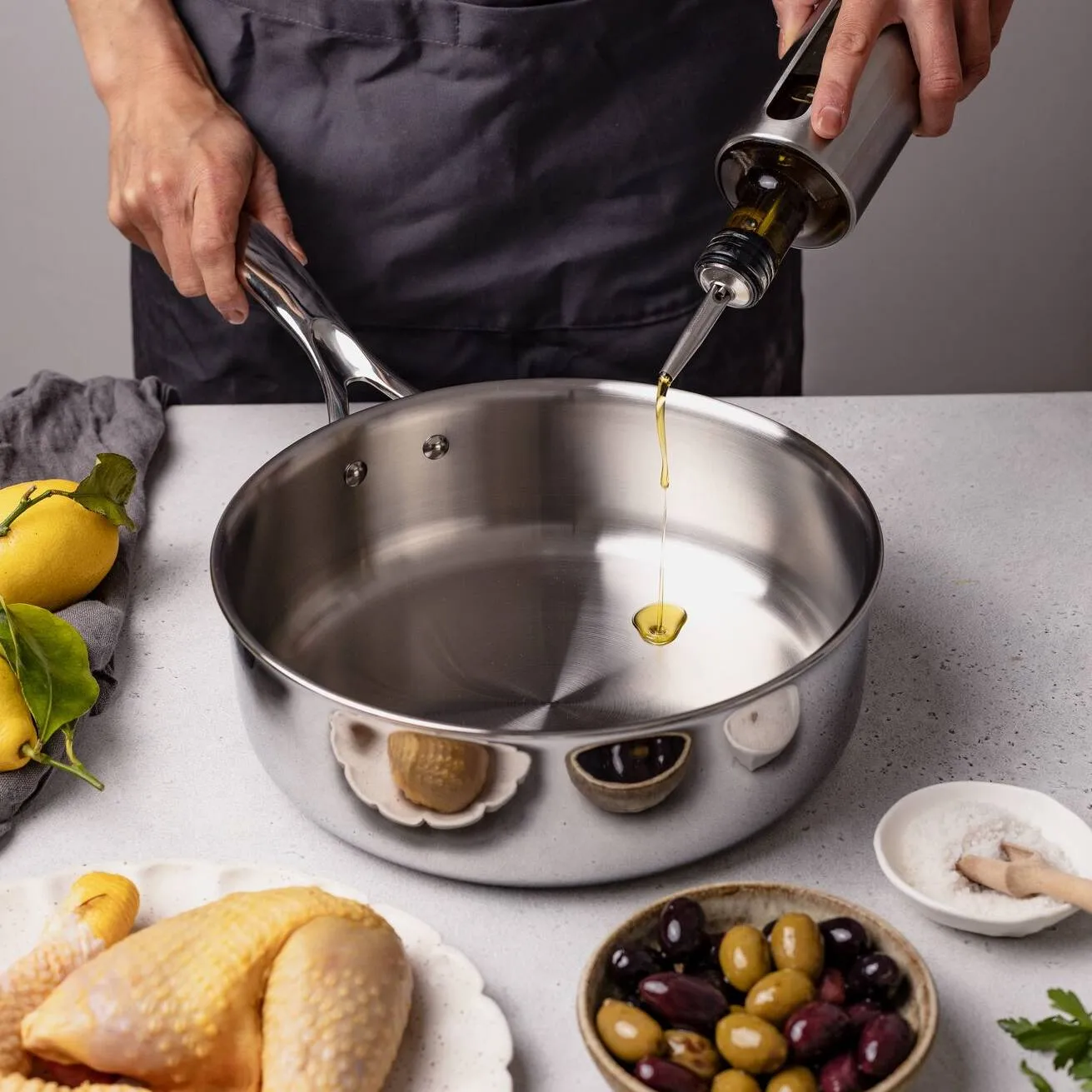 Illustration numéro 2 du produit Sauteuse à bord droit inox 24cm CASTEL PRO 5 ply + couvercle en verre
