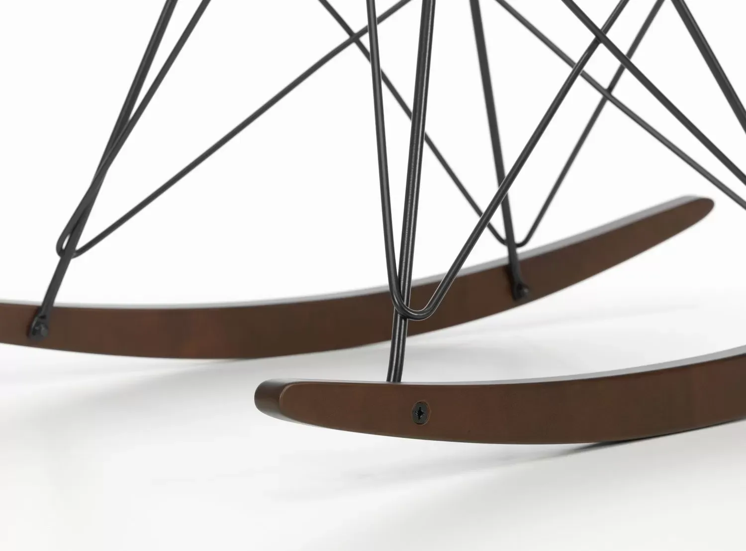 Illustration numéro 2 du produit Vitra Chaise à bascule RAR Eames Plastic  - moutarde RE - chromé - Patins Érable foncé