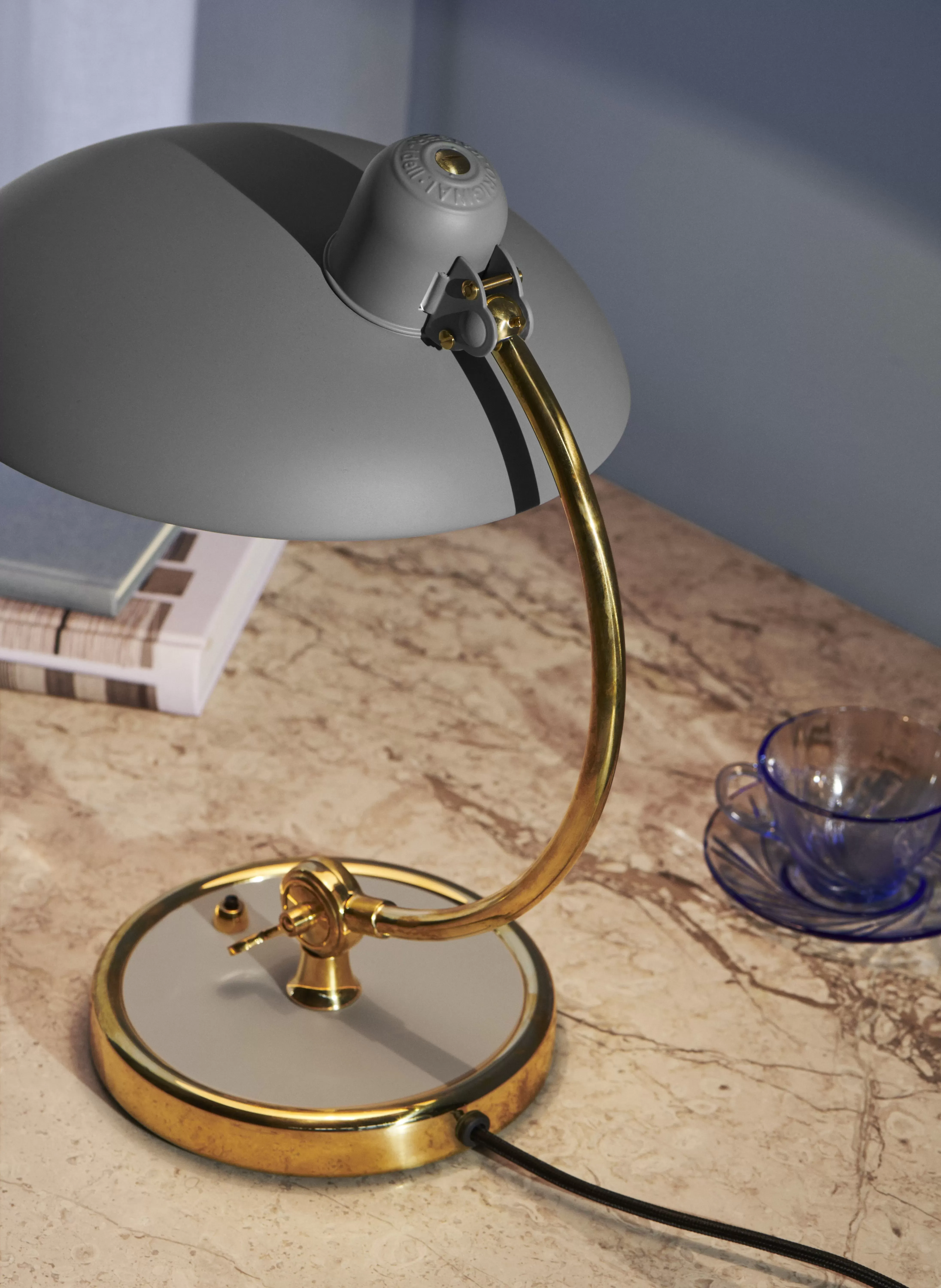 Illustration numéro 2 du produit Fritz Hansen Lampe de table Kaiser Idell 6631-T - easy grey