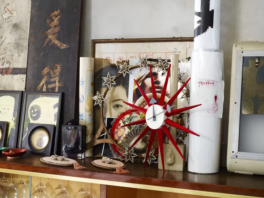 Illustration numéro 2 du produit Vitra Sunburst Clock - rouge