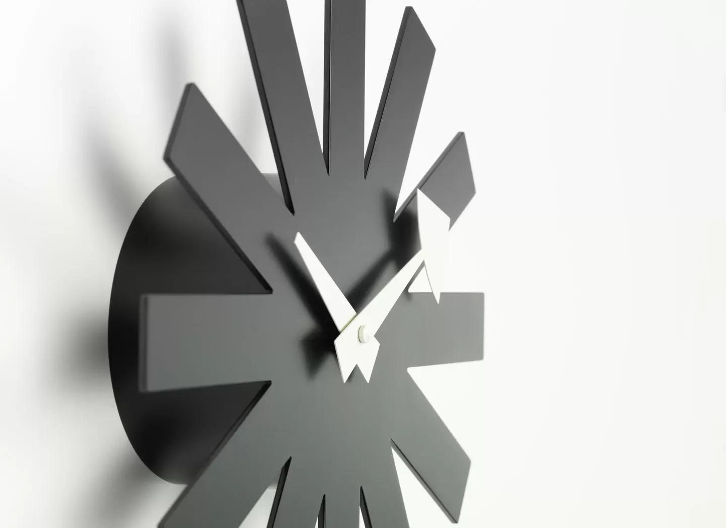 Illustration numéro 2 du produit Vitra Horloge Asterisk - noir