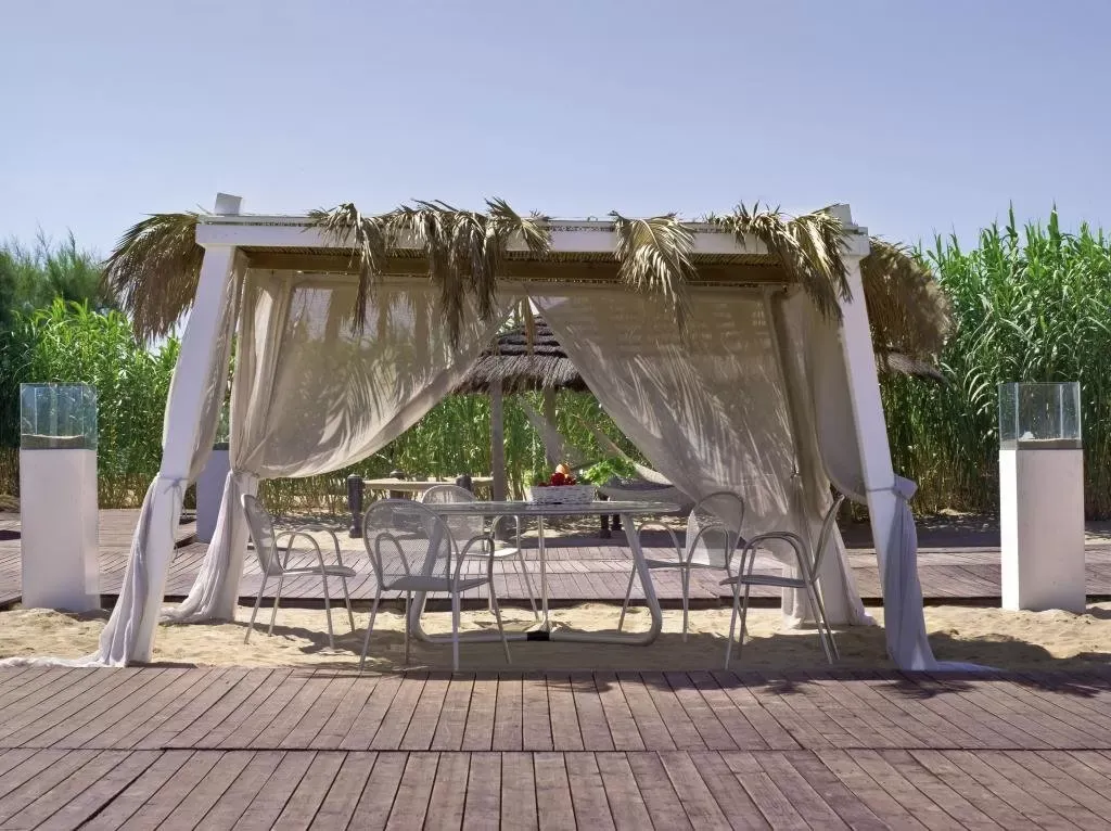 Illustration numéro 2 du produit Emu Chaise avec accoudoirs Ronda - noir