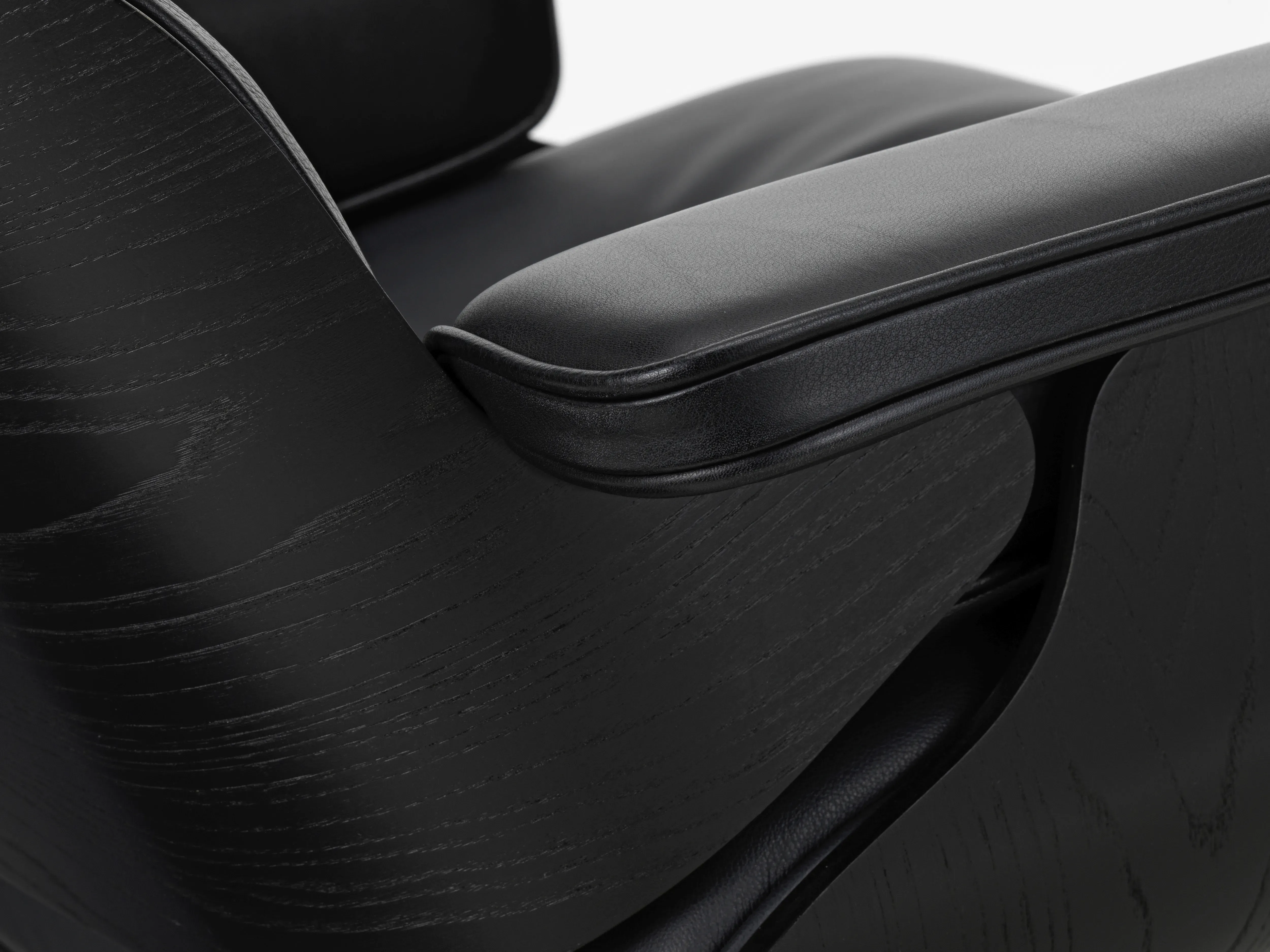 Illustration numéro 2 du produit Vitra Lounge Chair & Ottoman - VitraKastanieSchwarz - Cuir premium F nero - noir basique enduit de poudre