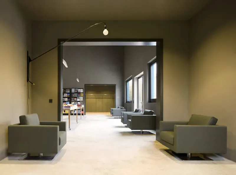 Illustration numéro 2 du produit Vitra Lampe murale Potence - noir foncé