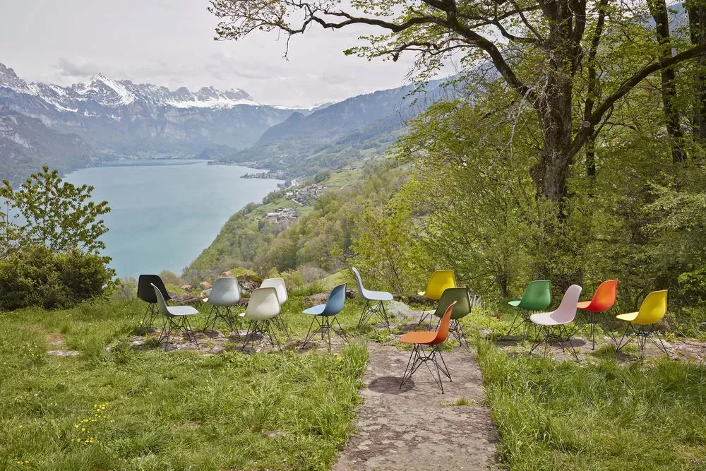 Illustration numéro 2 du produit Vitra DSR Eames Plastic Side Chair - noir basique enduit de poudre - orange rouille RE