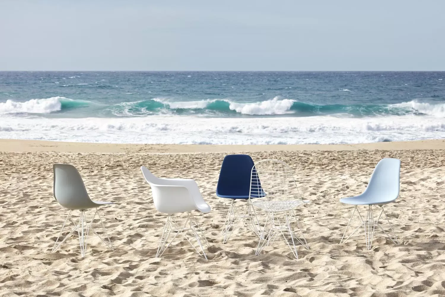 Illustration numéro 2 du produit Vitra Chaise en plastique pour l'extérieur Eames DSR - gris polaire RE