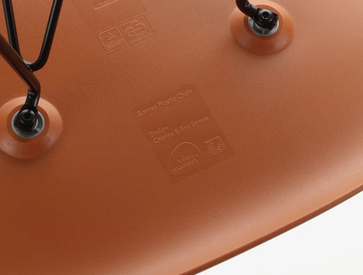 Illustration numéro 2 du produit Vitra DSW Eames Plastic Side Chair - orange rouille RE - érable foncé