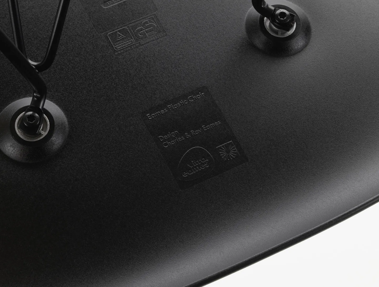 Illustration numéro 2 du produit Vitra DSW Eames Plastic Side Chair - noir foncé RE - érable foncé