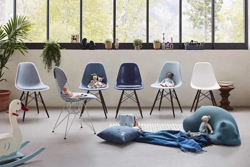Illustration numéro 2 du produit Vitra DSW Eames Plastic Side Chair - bleu marin RE - érable foncé