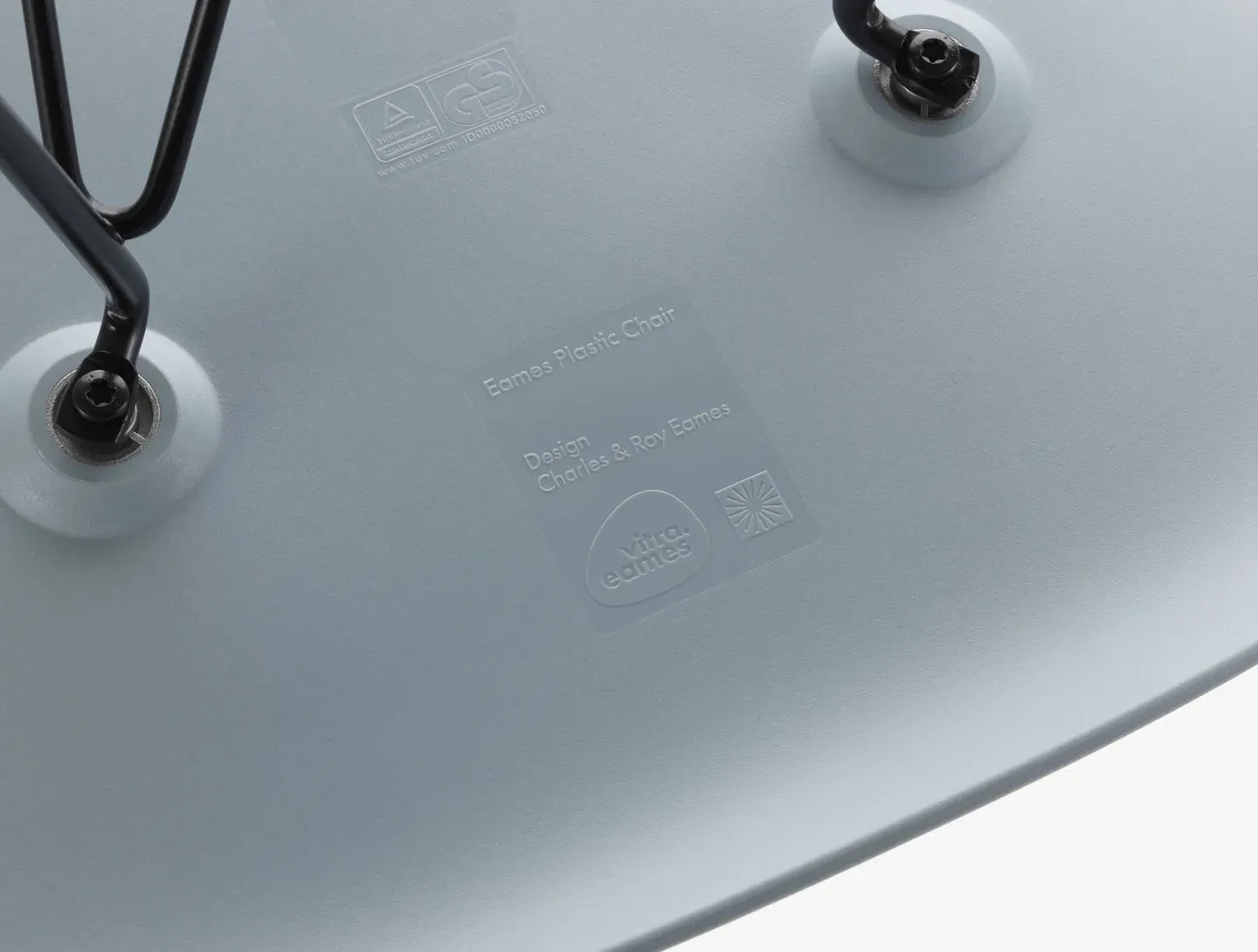 Illustration numéro 2 du produit Vitra DSW Eames Plastic Side Chair - gris polaire RE - érable jaune