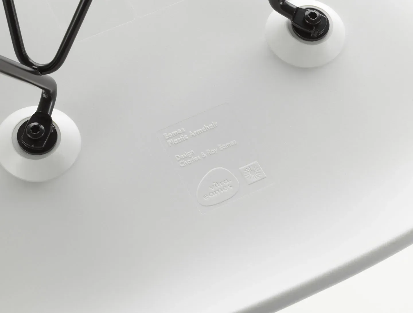 Illustration numéro 2 du produit Vitra DSW Eames Plastic Side Chair - Frêne couleur miel - blanc