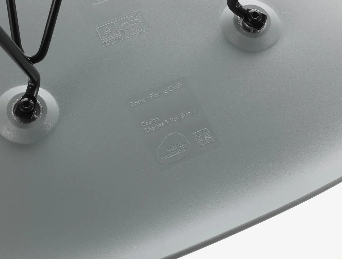 Illustration numéro 2 du produit Vitra DSW Eames Plastic Side Chair - gris clair RE - Frêne couleur miel