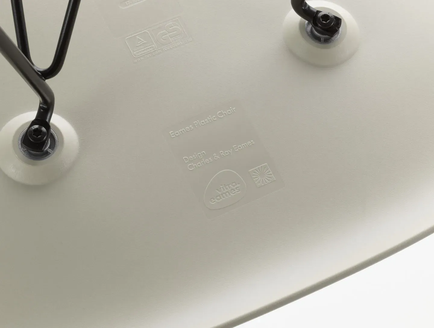 Illustration numéro 2 du produit Vitra DAW Eames Plastic Armchair - érable jaune - galet RE