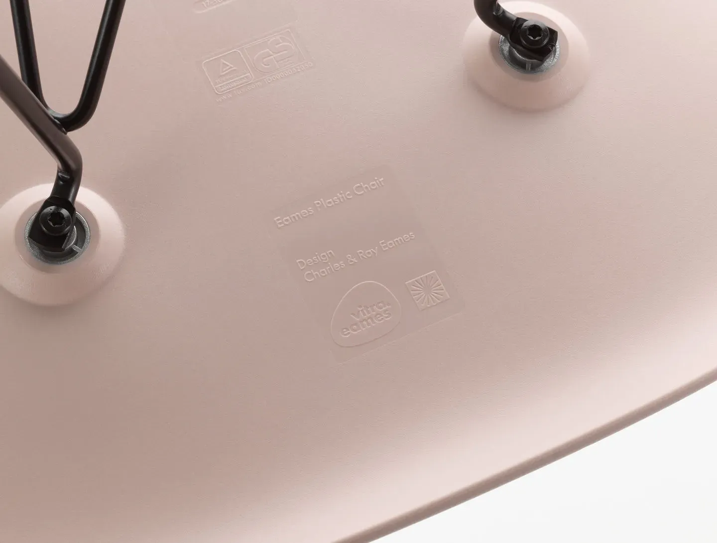 Illustration numéro 2 du produit Vitra DAW Eames Plastic Armchair - rose doux RE - érable jaune