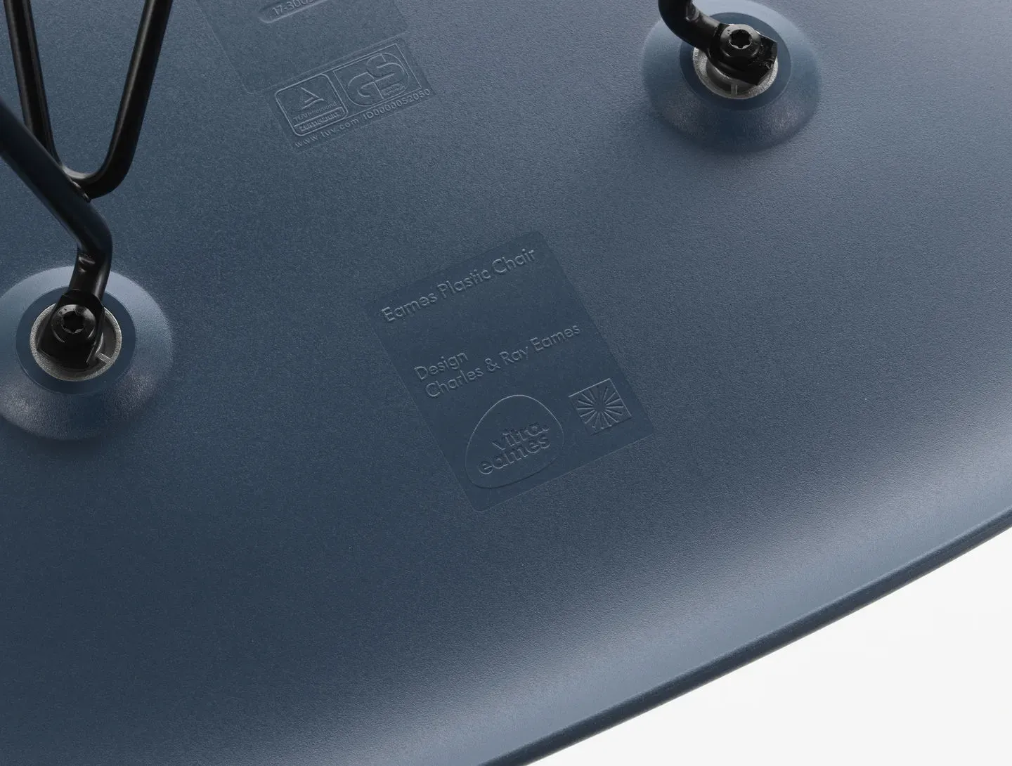 Illustration numéro 2 du produit Vitra DAW Eames Plastic Armchair - bleu marin RE - érable jaune