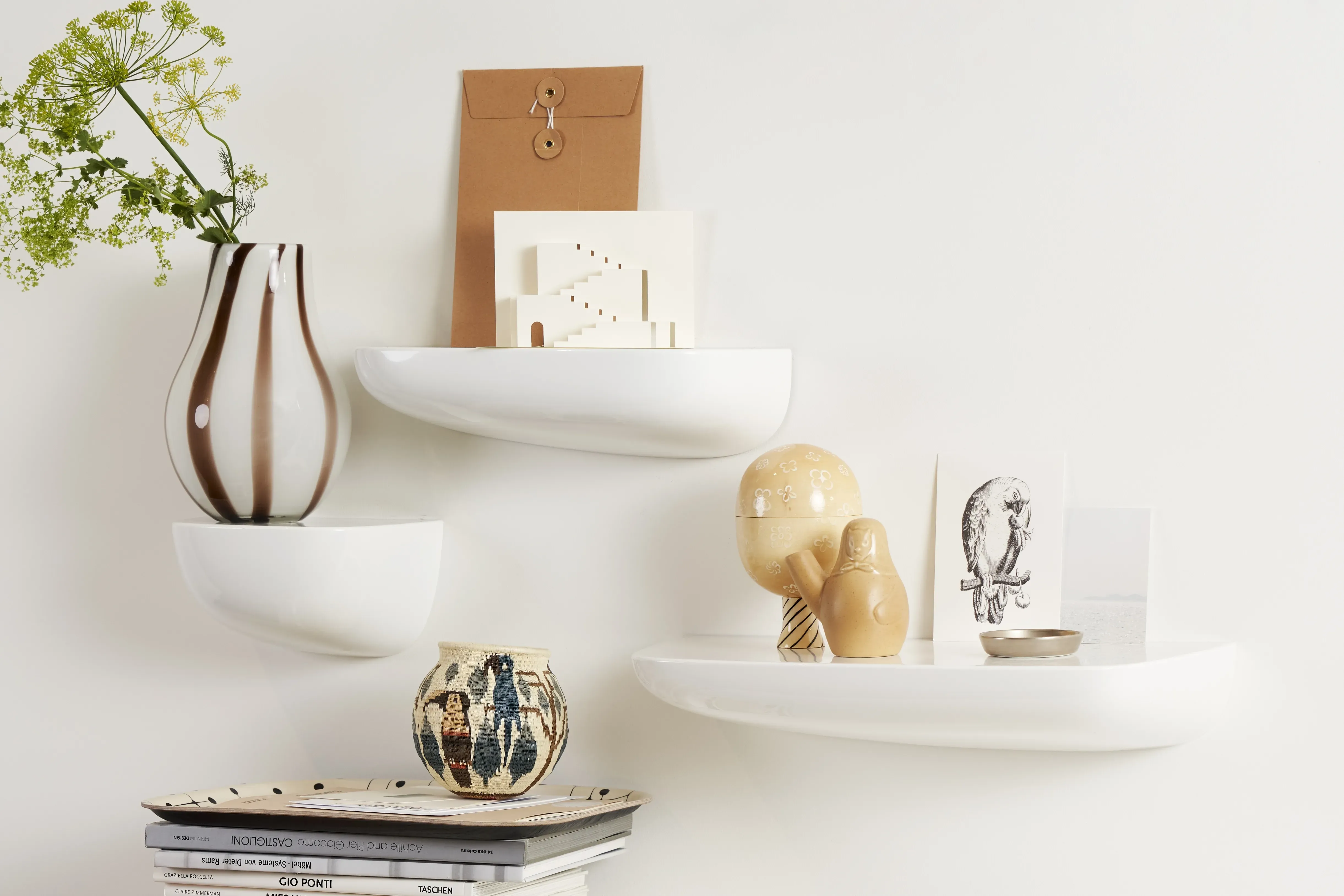 Illustration numéro 2 du produit Vitra Étagère murale Corniches - moyen 35,2 x 14,8 x 8,8 cm - blanc