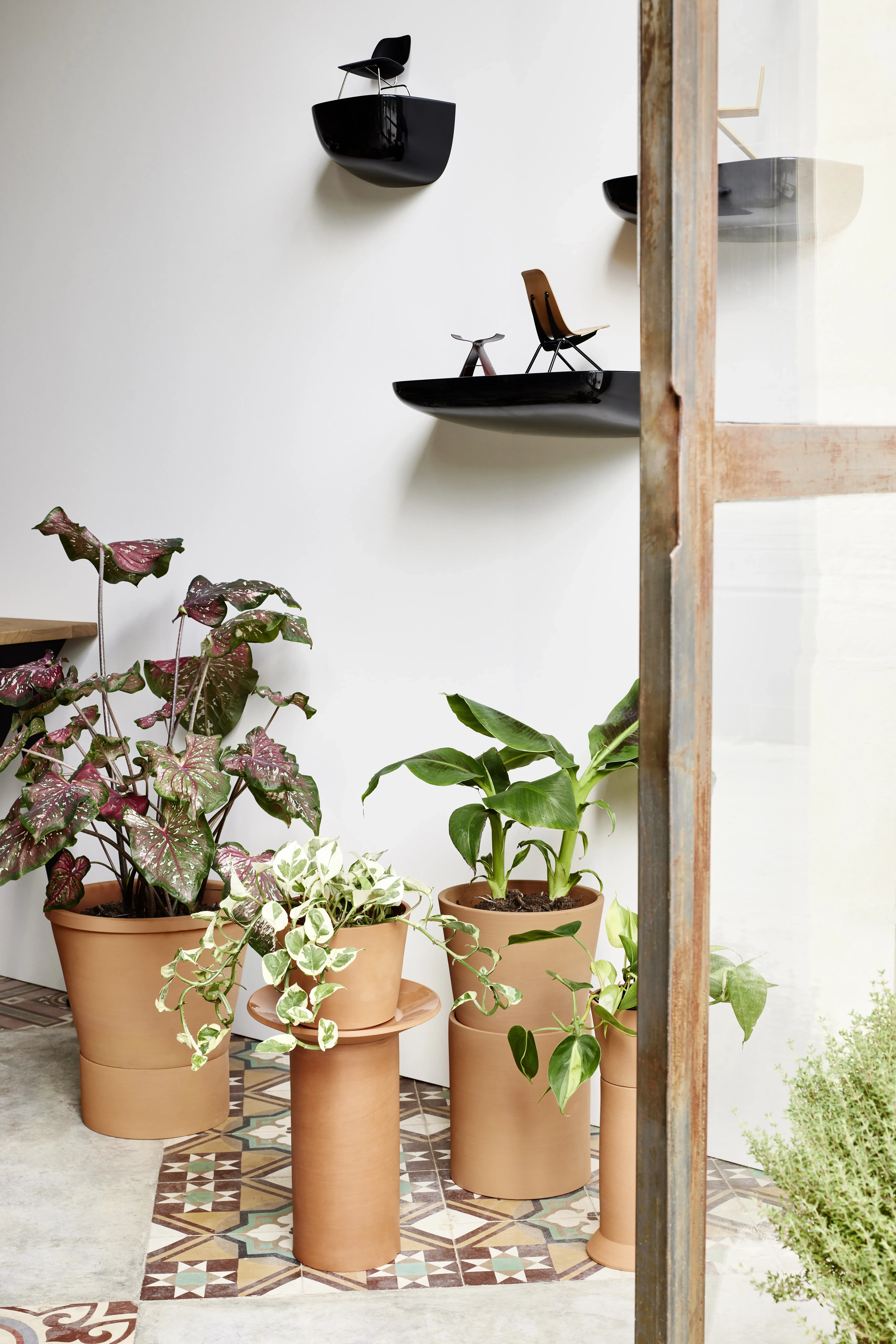 Illustration numéro 2 du produit Vitra Étagère murale Corniches - petit 21,0 x 14,4 x 11,6 cm - noir