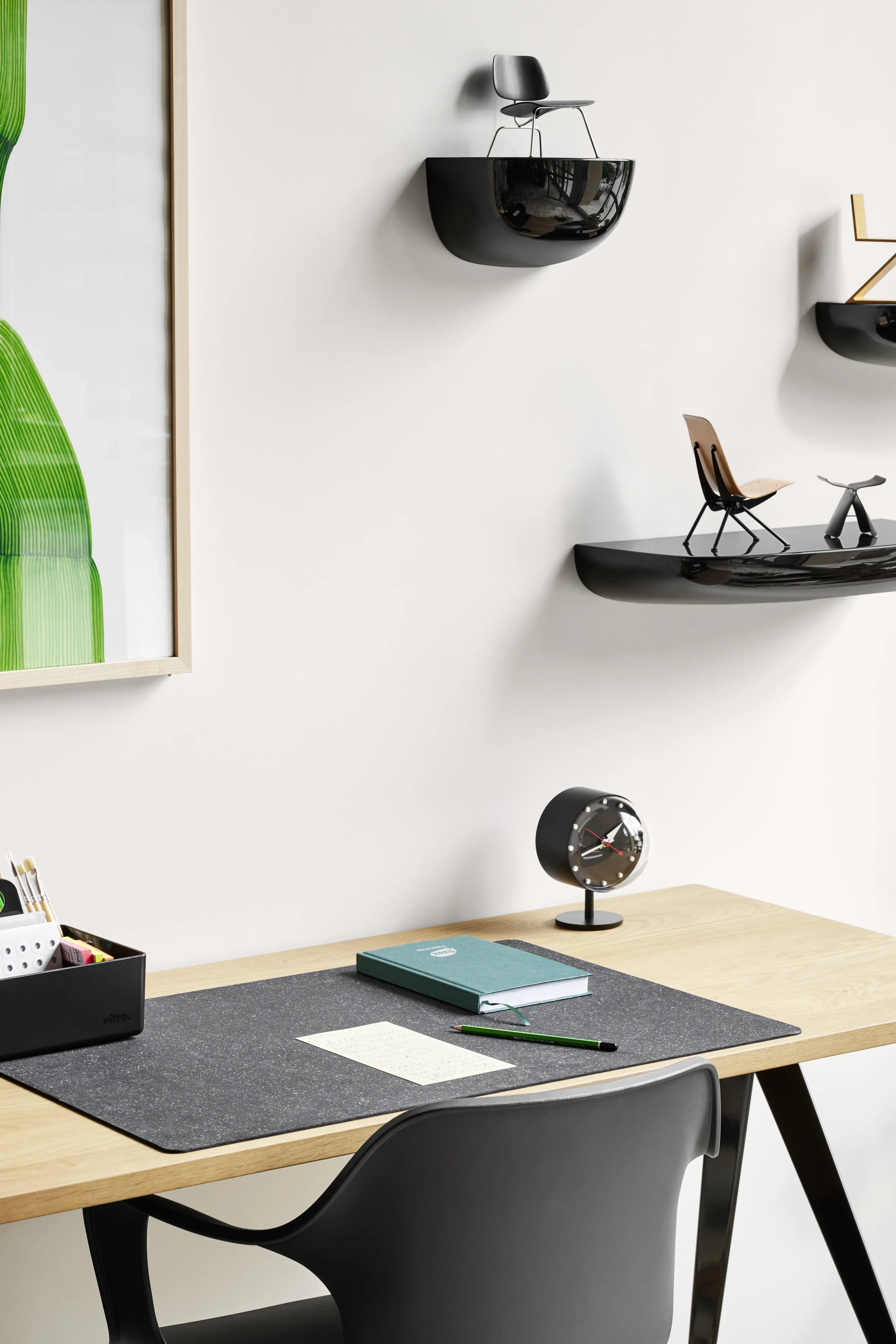 Illustration numéro 2 du produit Vitra Étagère murale Corniches - noir - grand 45,5 x 21,9 x 8,6 cm