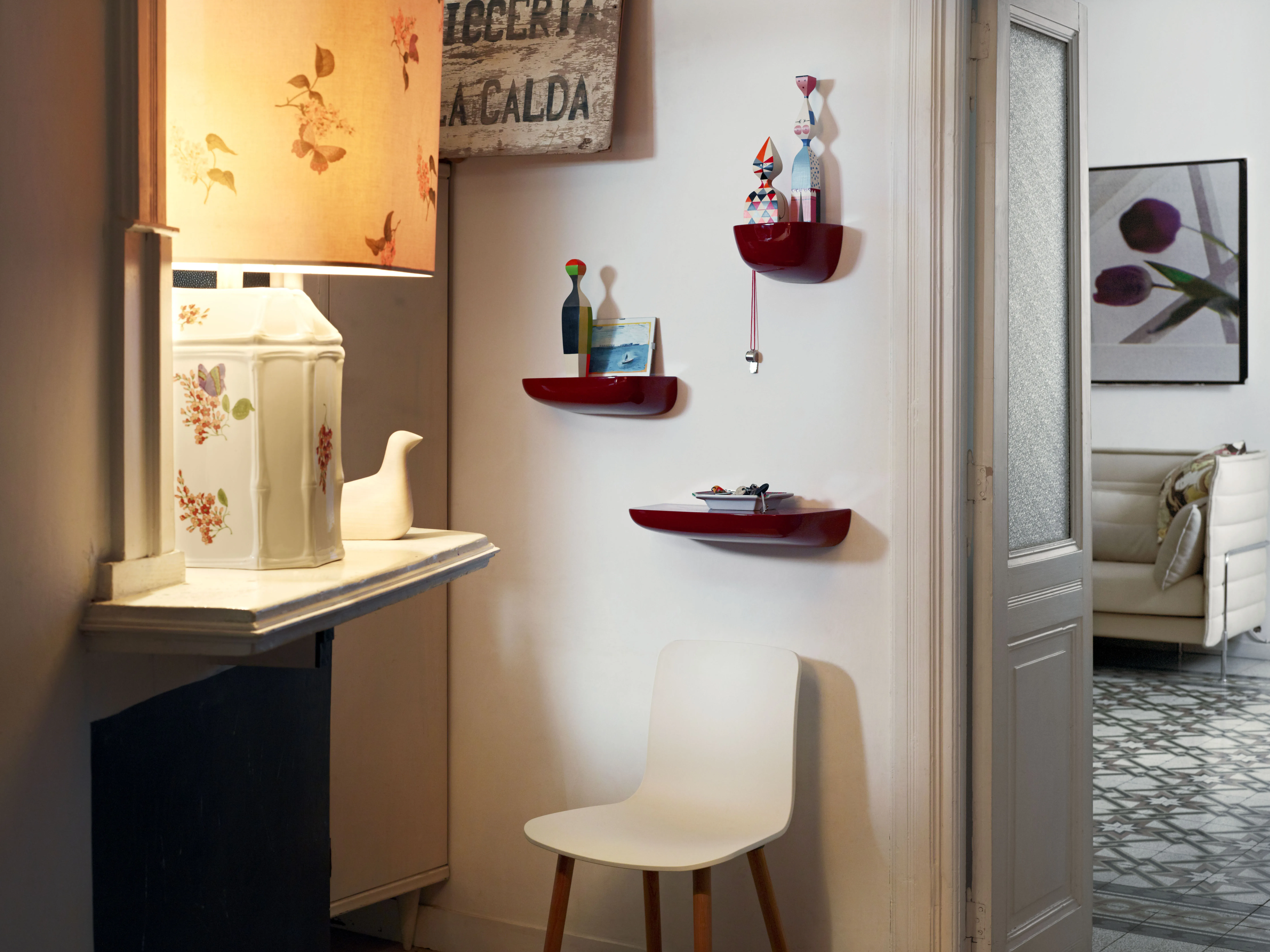 Illustration numéro 2 du produit Vitra Étagère murale Corniches - petit 21,0 x 14,4 x 11,6 cm - japanese red