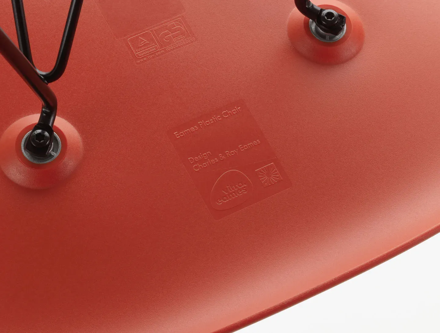 Illustration numéro 2 du produit Vitra DSW Eames Plastic Side Chair - poppy red RE - érable noir