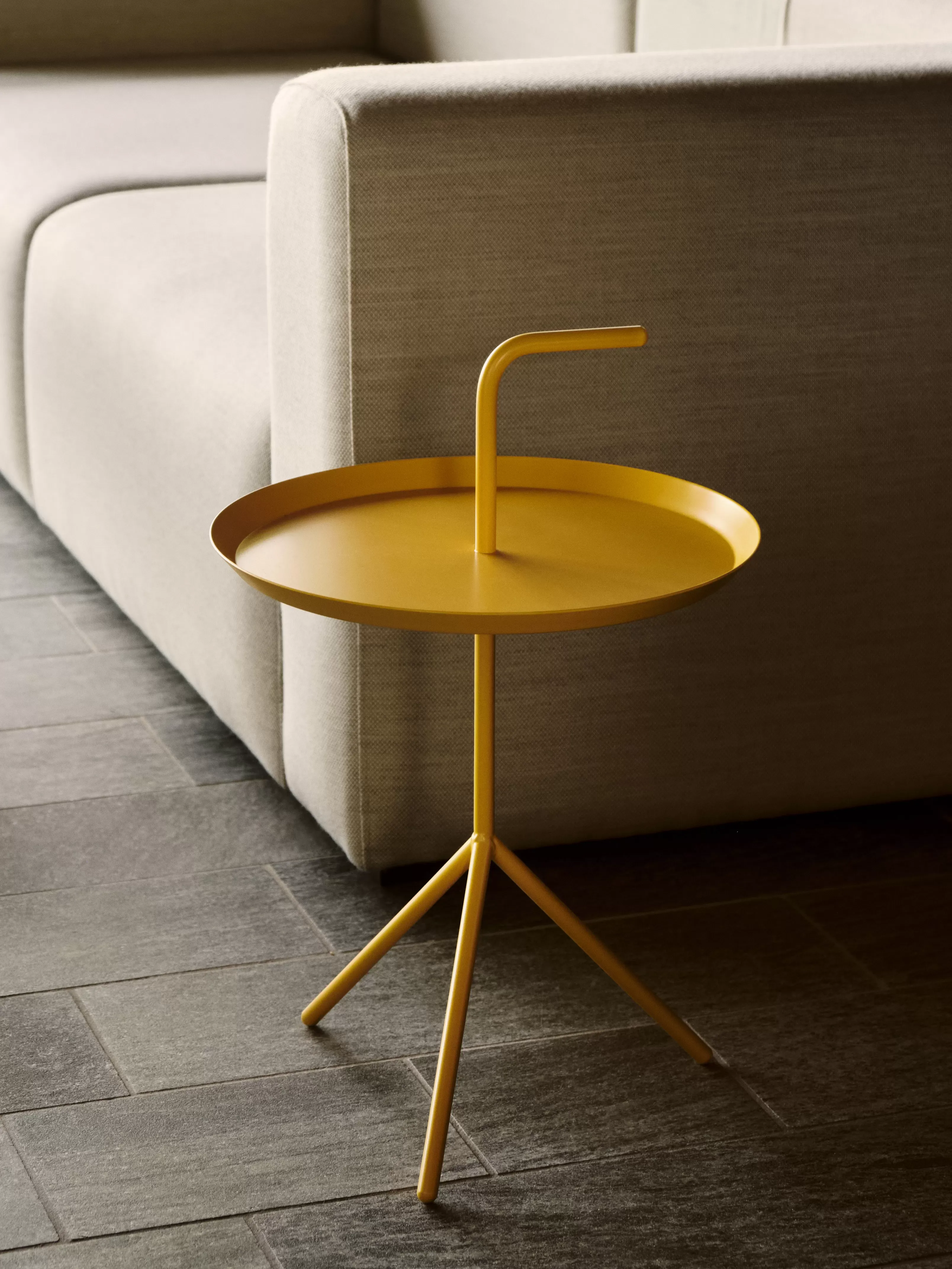 Illustration numéro 2 du produit HAY Table d'appoint DLM - jaune soleil