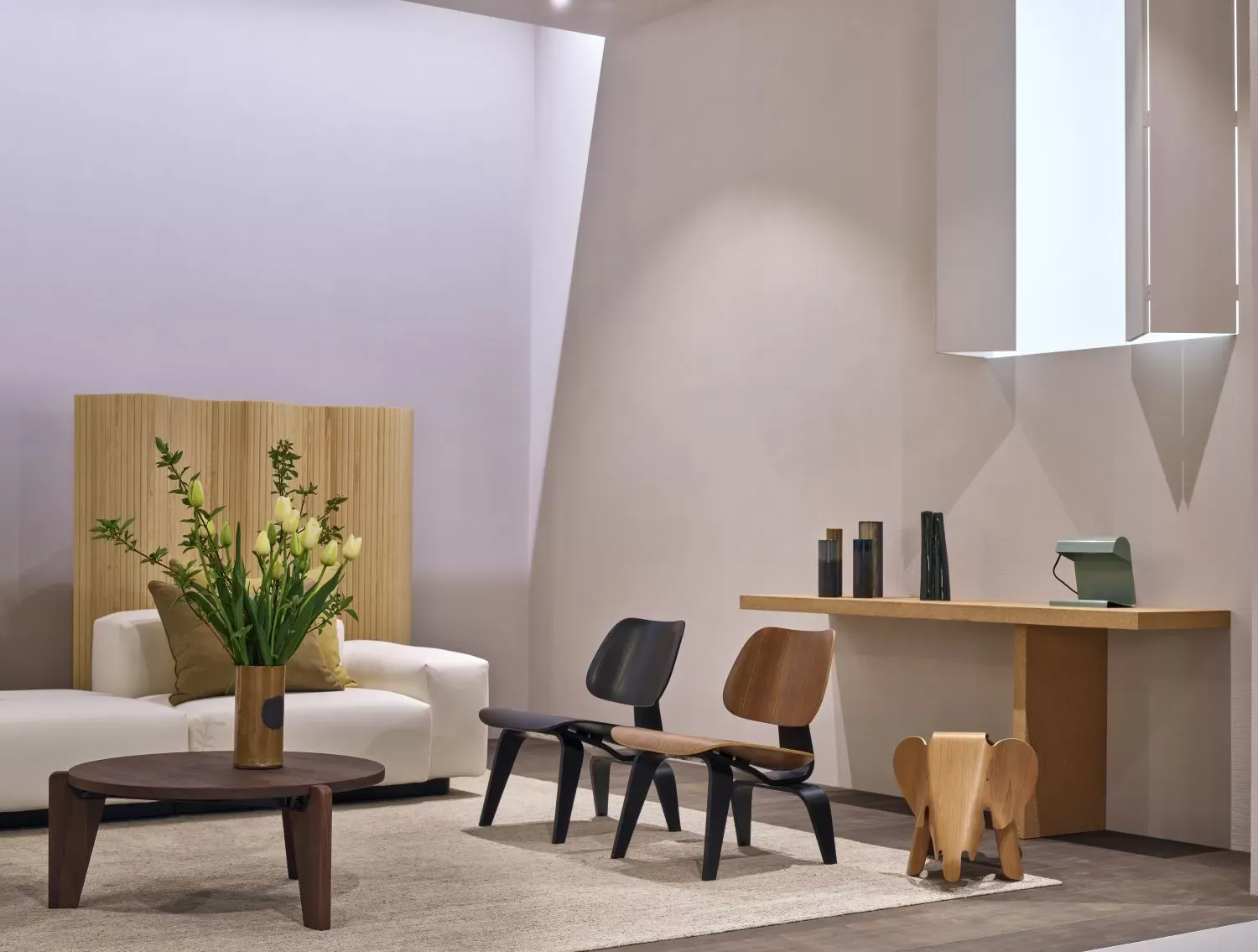 Illustration numéro 2 du produit Vitra Chaise Plywood Group LCW - frêne noir