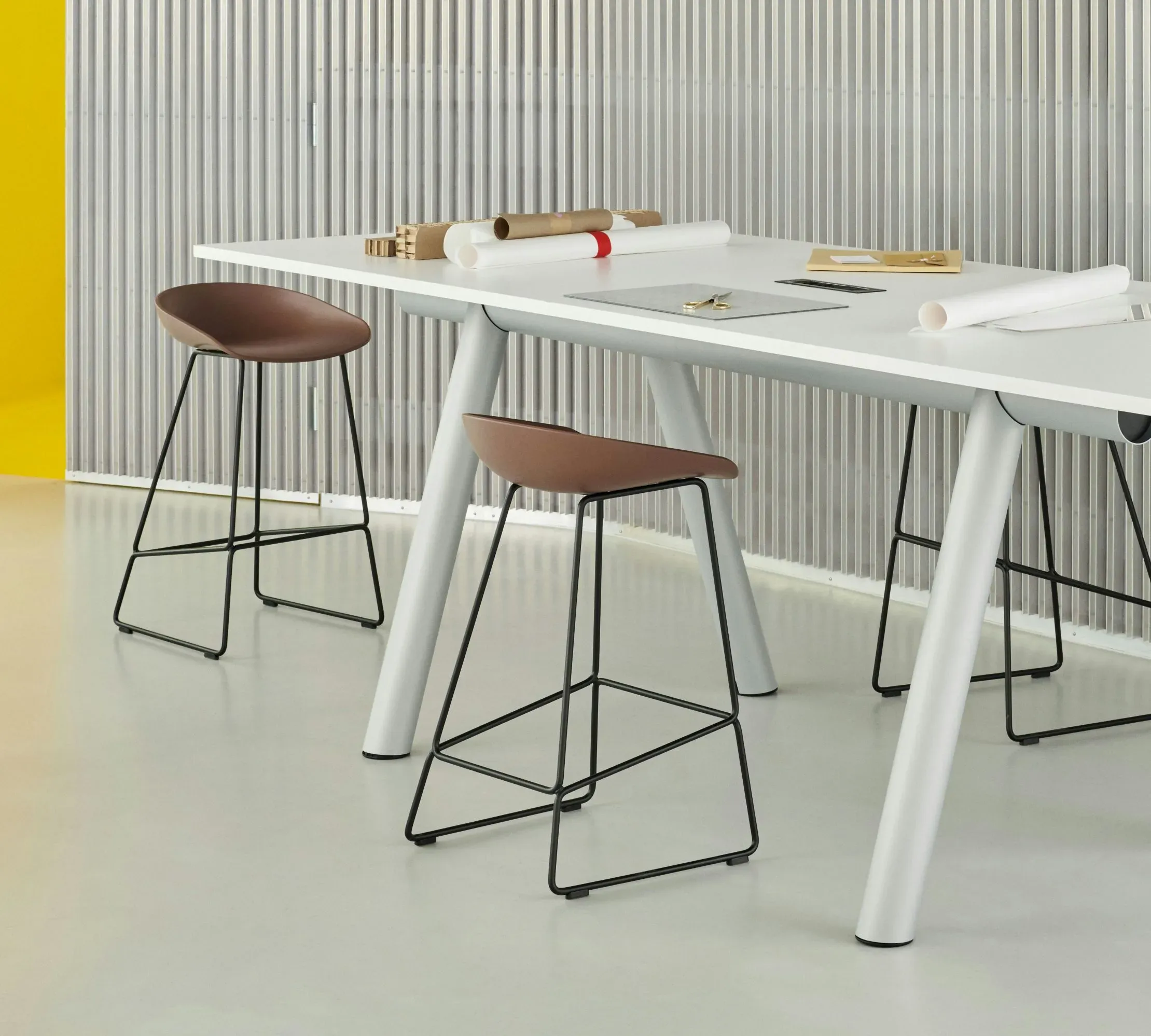 Illustration numéro 2 du produit HAY About a Stool AAS 38 - fall green 2.0 - noir - patins standards en plastique - Hauteur d'assise 65 cm