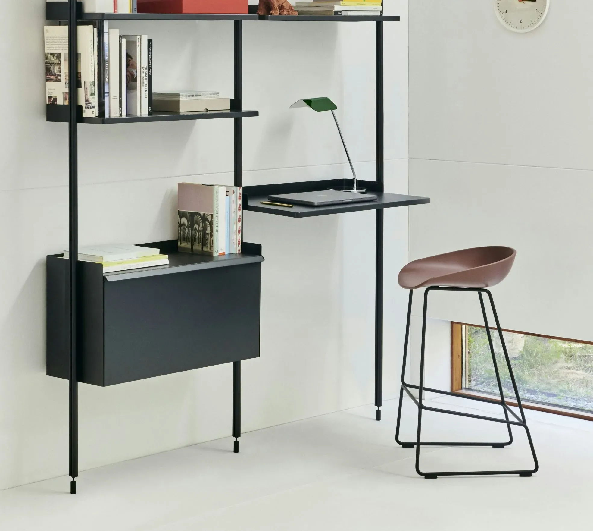 Illustration numéro 2 du produit HAY About a Stool AAS 38 - Hauteur d'assise 65 cm - patins standards en plastique - blanc - white 2.0