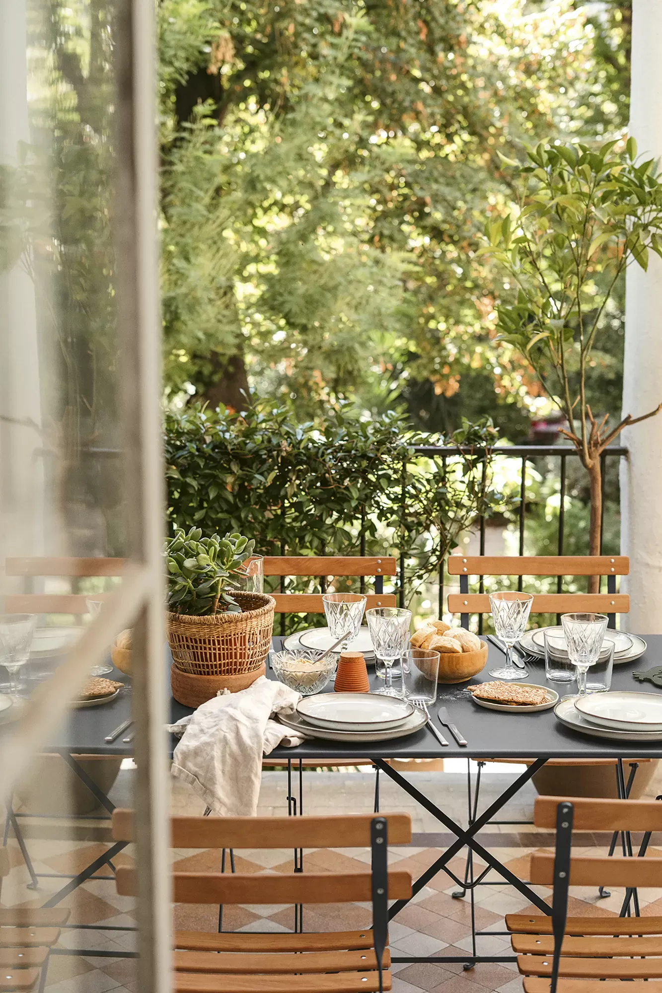 Illustration numéro 2 du produit Fermob Table BISTRO rectangulaire - 47 anthracite mat - 117 x 77 cm